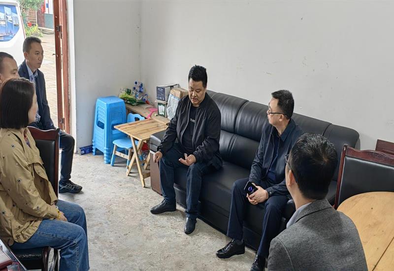 送温情、暖人心，超凡国际房产班子成员走访慰问驻村工作队员_800-550